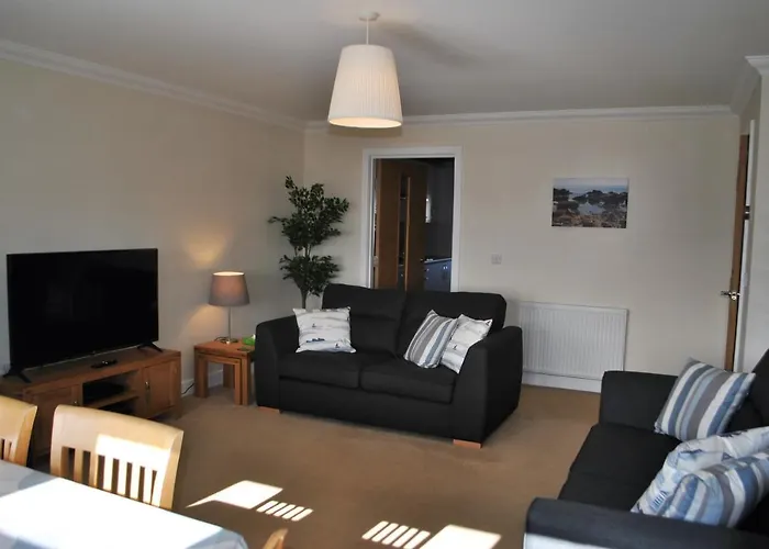 Forth View- Stylish Upper Apartment With Sea Views