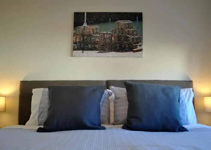 Forth View- Stylish Upper Apartment With Sea Views