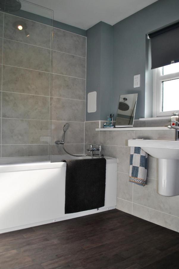 Forth View- Stylish Upper With Sea Views Apartment *